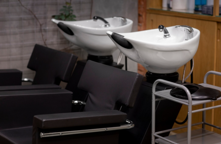 <p>Fournisseur de mobiliers de coiffure, Bourgoin-Jallieu</p>